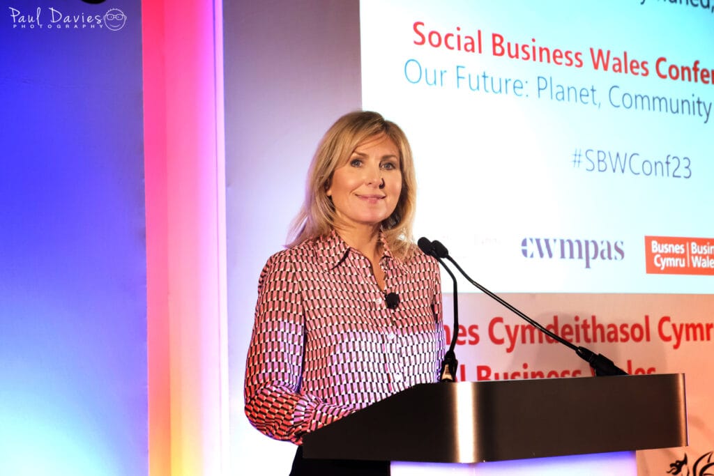 Sian Lloyd (news presenter)